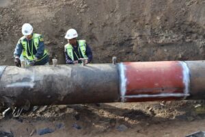 2 workers is doing their best to ensure the interlinking of the main pipeline is done correctly